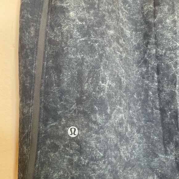 Lululemon Pace Breaker Short 9" *Liner Built in Cell Phone Pouch in Size Medium - Picture 8 of 15